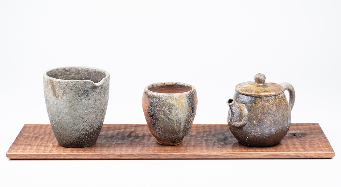 Teaware by Taiwanese potter Zhang Gu Zhi and wooden tray by Vlasta Hanuš.